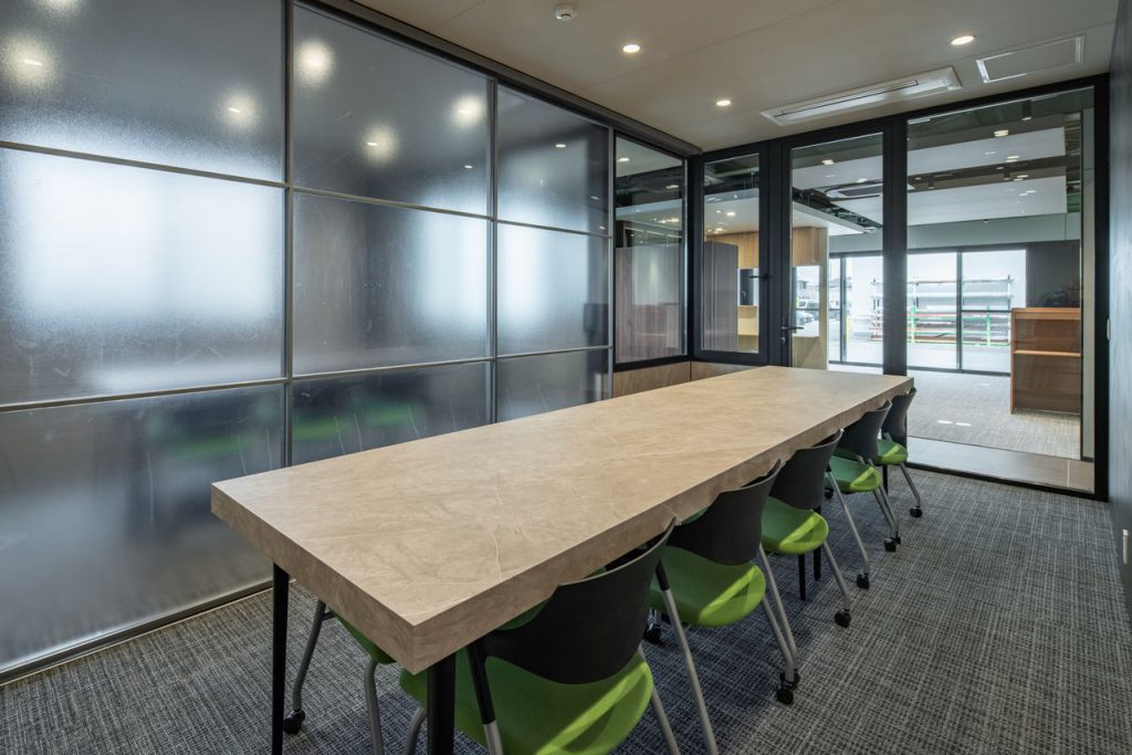 088 TAJ03809 ﾐｰﾃｨﾝｸﾞﾃｰﾌﾞﾙ_ToLoLo