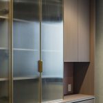 118 TAJ04061 ガラス戸棚_ToLoLo