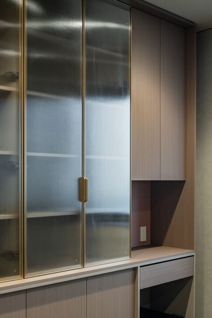 118 TAJ04061 ガラス戸棚_ToLoLo