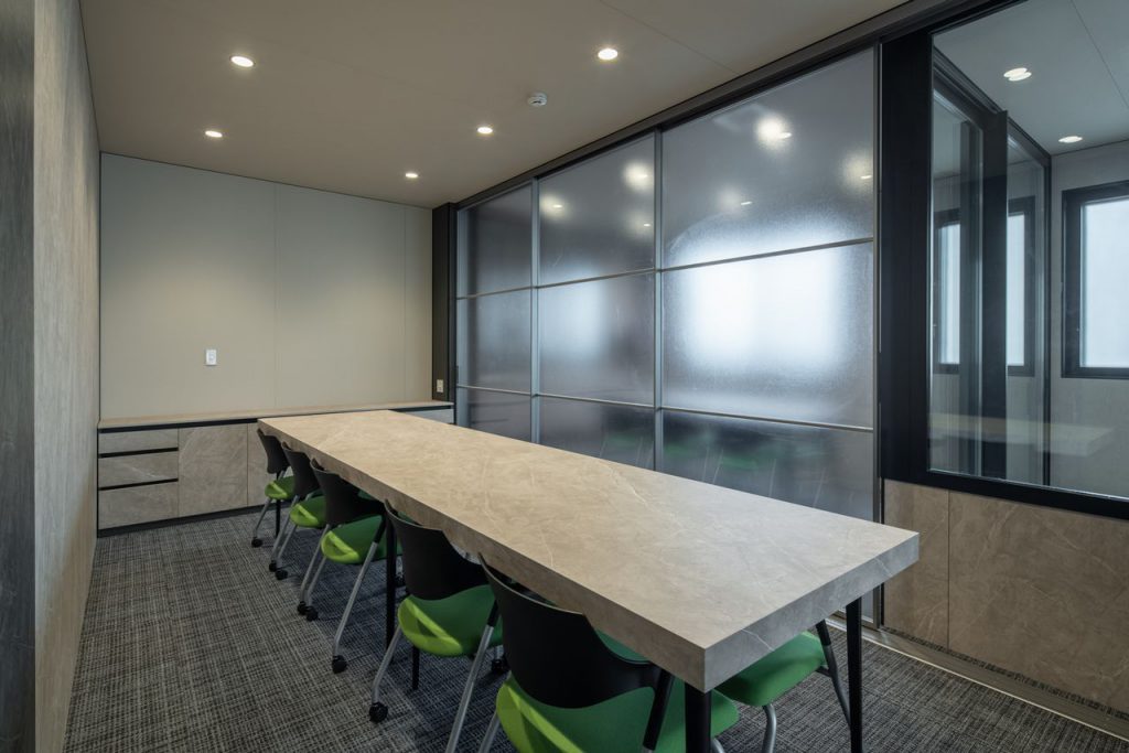 081 TAJ03773 ﾐｰﾃｨﾝｸﾞﾃｰﾌﾞﾙ_ToLoLo