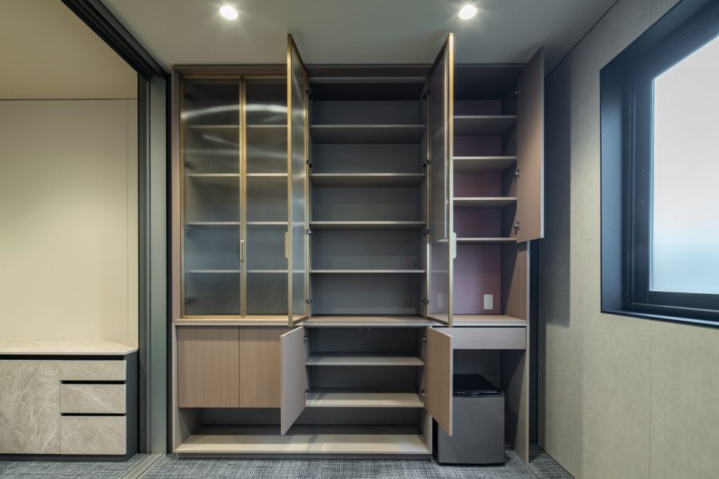 116 TAJ04055 ガラス戸棚_ToLoLo