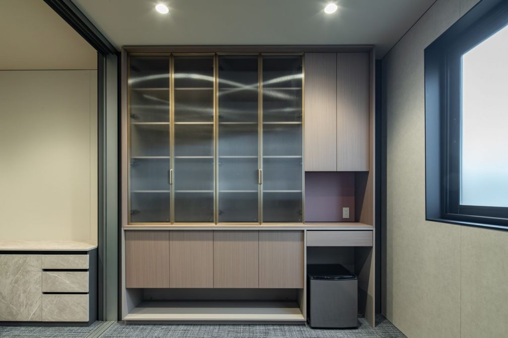 115 TAJ04058 ガラス戸棚_ToLoLo