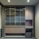 115 TAJ04058 ガラス戸棚_ToLoLo