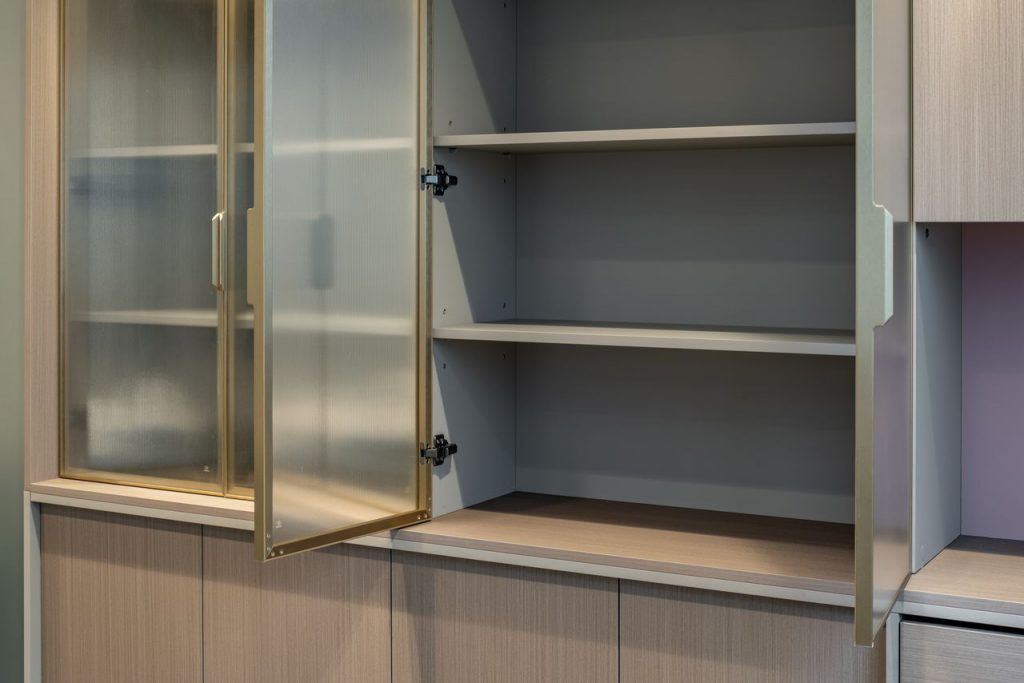 119 TAJ04067 ガラス戸棚_ToLoLo