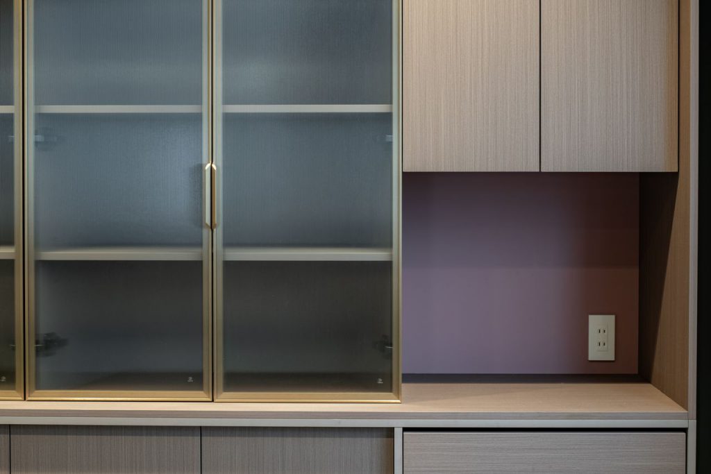 117 TAJ04064 ガラス戸棚_ToLoLo